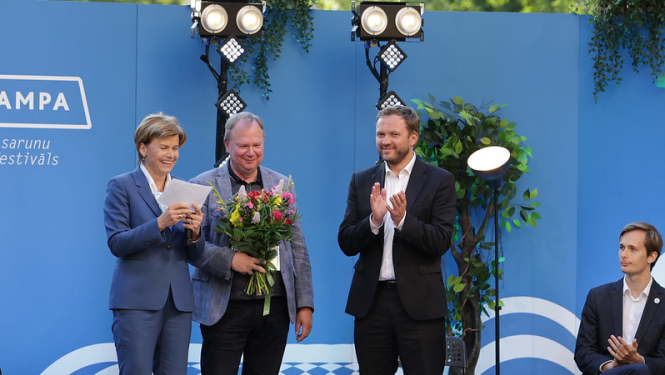 Baiba Braže un Margus Tsahkna pasniedz Valodu balvu Karl Pajusalu