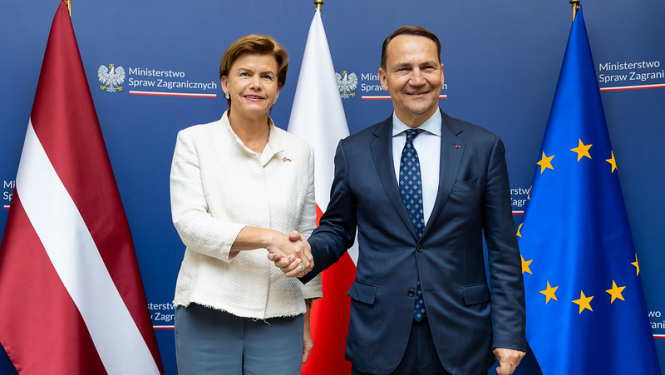 Baiba Braže un Radosław Sikorski rokasspiediens