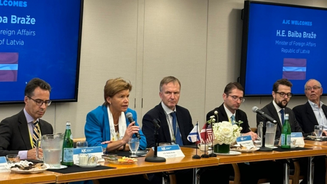 Pasākuma dalībnieki pe apspriežu galda