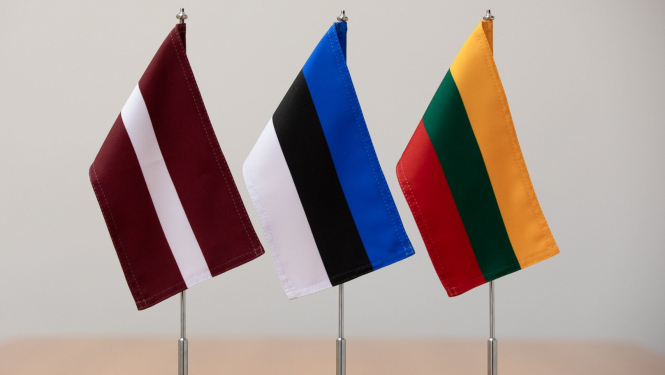 Latvijas, Igaunijas un Lietuvas karogi