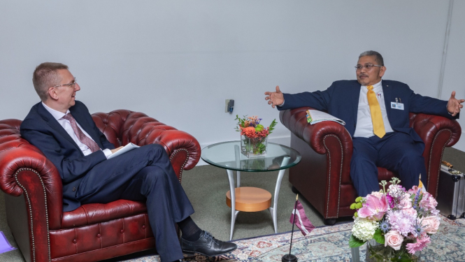 Ar Brunejas Darusalamas Valsts ārlietu ministru Erivanu Jusofu 