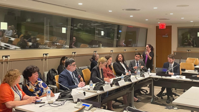 Pasākuma dalībnieki pie apspriežu galda