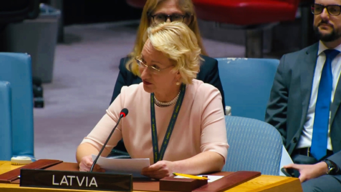 Dace Melbārde uzrunā sanāksmes dalībniekus