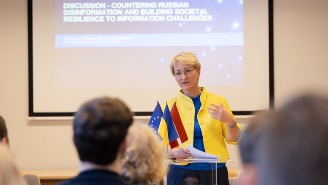 Dace Melbārde uzrunā pasākuma dalībniekus