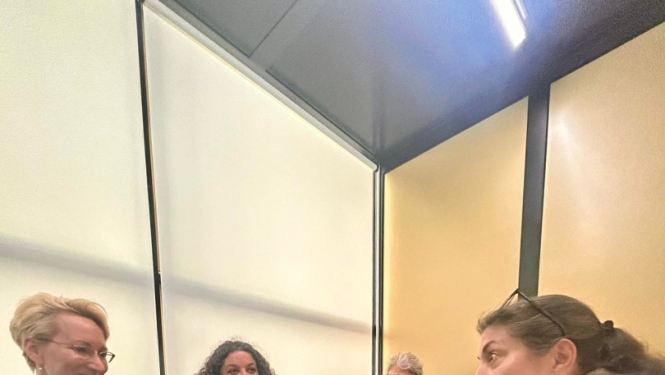 Tikšanās dalībnieki pie sarunu galda