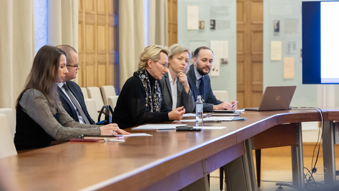 Pasākuma dalībnieki pie apspriežu galda