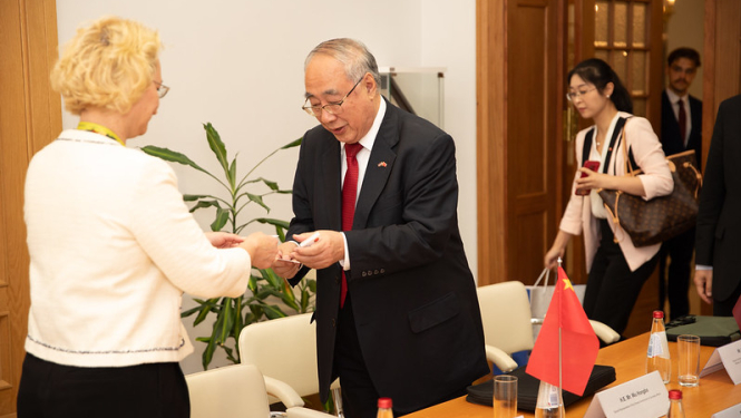 Dace Melbārde un Wu Hongbo apmainās ar vizītkartēm