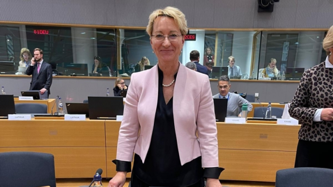 Dace Melbārde sanāksmju telpā