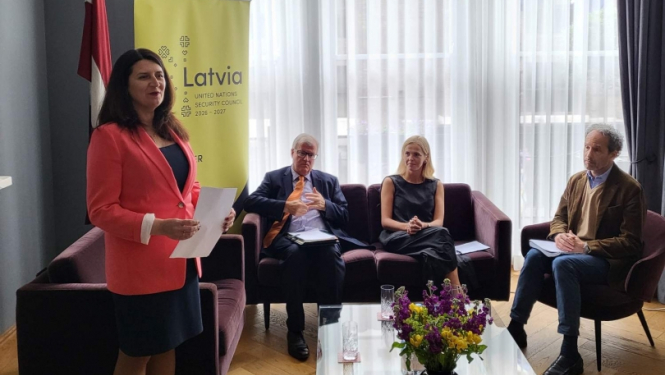 Vēstniece Ivita Burmistre uzrunā diskusijas dalībniekus