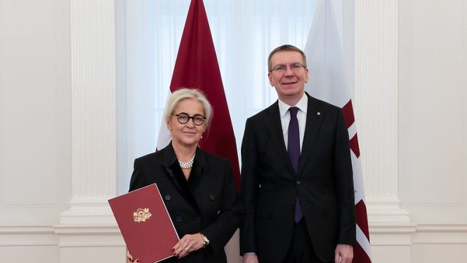 Valsts prezidents Edgars Rinkēvičs pasniedz akreditācijas vēstuli nākamajai Latvijas ārkārtējai un pilnvarotajai vēstniecei Itālijas Republikā Elitai Gavelei