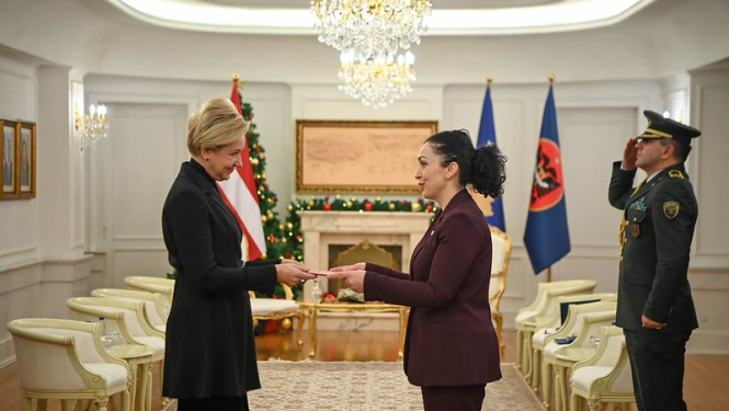 Latvijas ārkārtējā un pilnvarotā vēstniece Elita Kuzma iesniedz akreditācijas vēstuli Kosovas Republikas prezidentei Vjosai Osmani-Sadriu (Vjosa Osmani Sadriu)