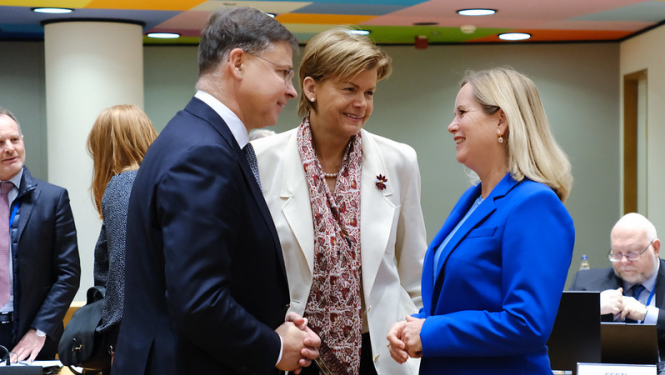 Valdis Dombrovskis un Baiba Braže sarunājas sanāksmju telpā