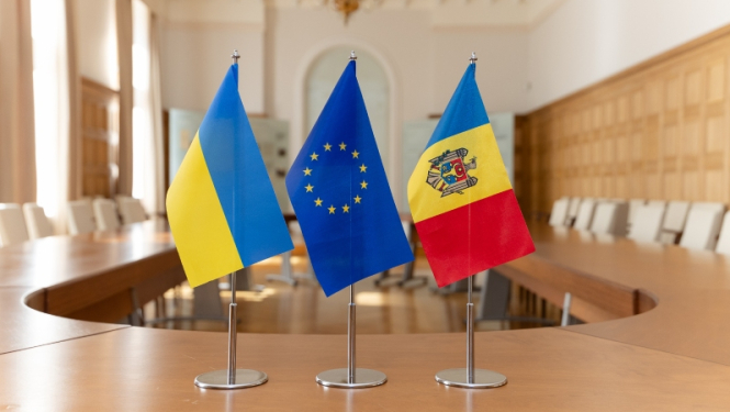 Ukrainas, Eiropas Savienības un Moldovas karogi