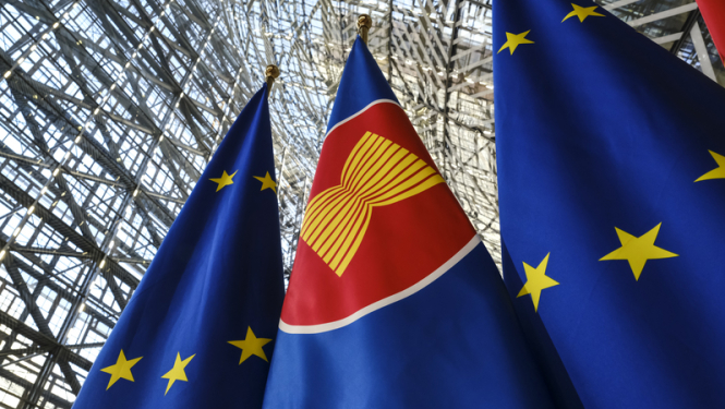 EU un ASEAN karogi