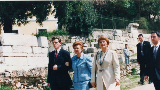 Latvijas Valsts prezidentes V.Vīķes-Freibergas, Ministru prezidenta Einara Repšes un ārlietu ministres Sandras Kalnietes vizīte Grieķijā Atēnās, kur 2003. gada 16.–17. aprīlī tika parakstīts Eiropas Savienības pievienošanās līgums