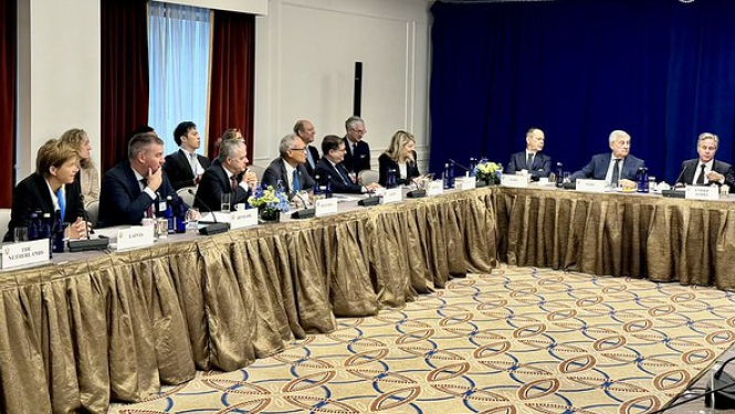 Pasākuma dalībnieki pie apspriežu galda