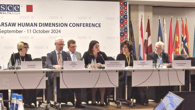 Pasākuma dalībnieki pie apspriežu galda