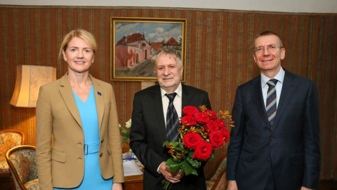 Latvijas un Igaunijas ārlietu ministri pasniedz Valodu balvu Lembitam Vabam