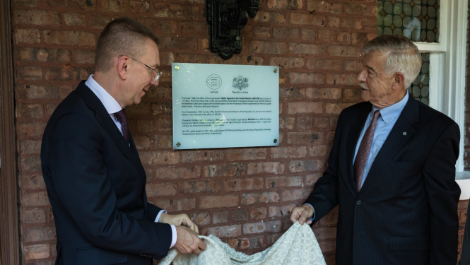 ministrs atklāj plāksni NY