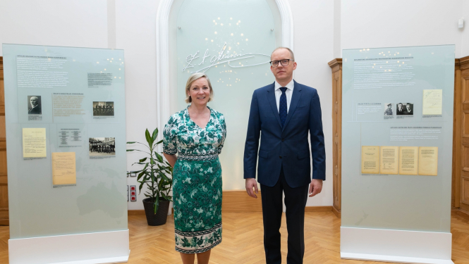 Valsts sekretārs un Austrālijas vs vietniece