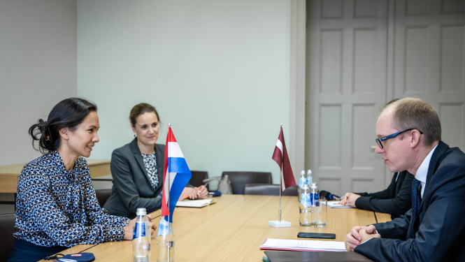 Valsts sekretārs akreditācijas vizītē pieņem jauno Nīderlandes vēstnieci