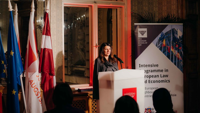 Ivita Burmistre saka uzrunu RJA izlaiduma dalībniekiem