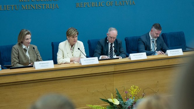 Ārlietu ministre Baiba Braže uzrunā konferences par mediju nozīmi demokrātiskas valsts drošības stiprināšanā dalībniekus