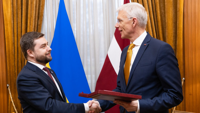 Krišjānis Kariņš no Anatolija Kucevola (Anatolii Kutsevol) saņem apbalvojumu