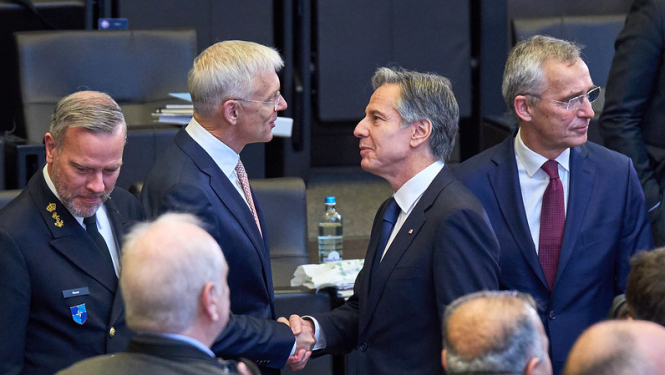 Ārlietu ministrs Krišjānis Kariņš rokojas ar ASV valsts sekretāru Entoniju Blinkenu (Antony Blinken)