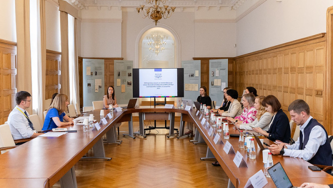 Sanāksmes dalībnieki pie apspriežu galda