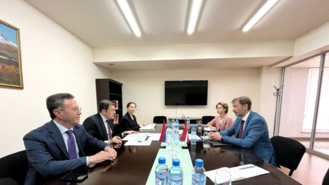 Pasākuma dalībnieki pie apspriežu galda