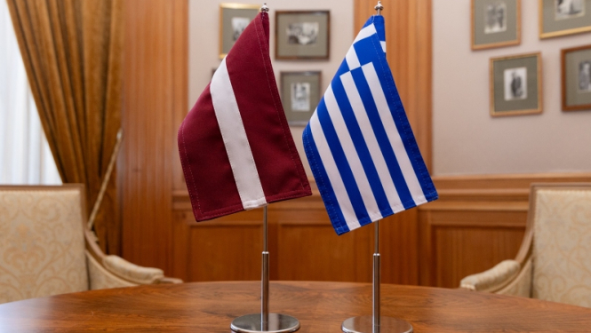 Latvijas un Grieķijas karogi
