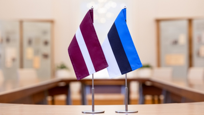 Latvijas un Igaunijas karogi