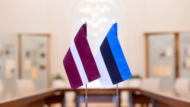 Latvijas un Igaunijas karogi