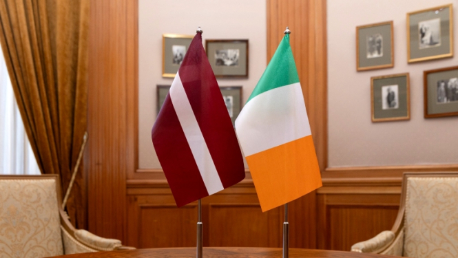 Latvijas un Īrijas karogi