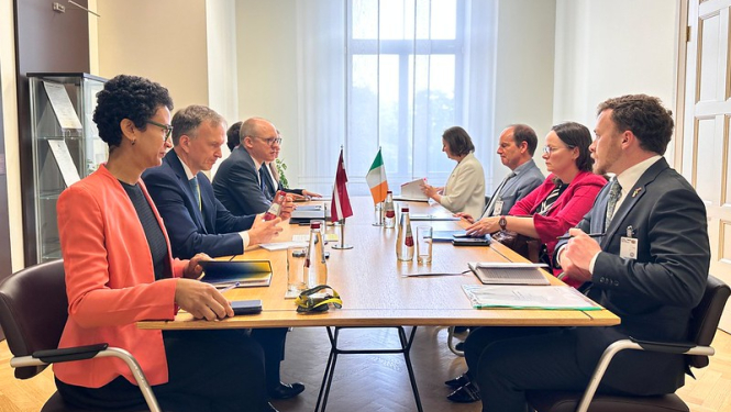 Konsultāciju dalībnieki pie apspriežu galda