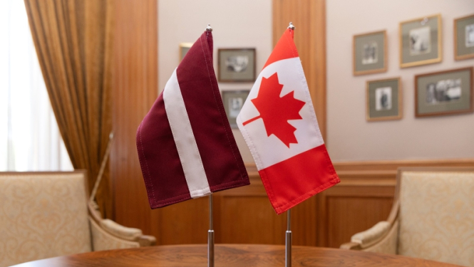 Latvijas un Kanādas karogi