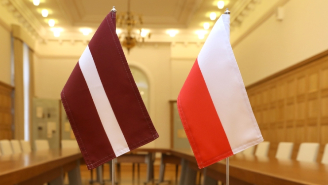 Latvijas un Polijas karogi