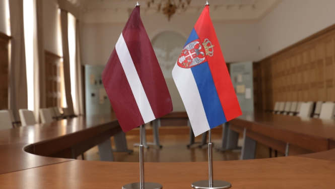 Latvijas un Serbijas karogi