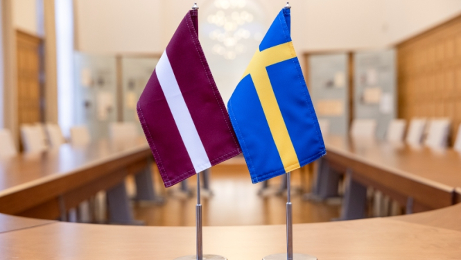Latvijas un Zviedrijas karogi