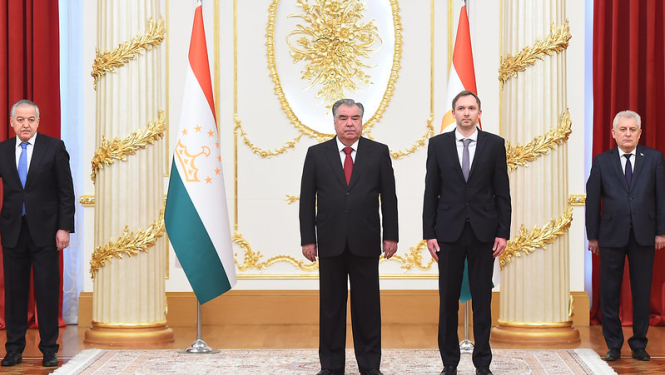 Latvijas vēstnieks Reinis Trokša iesniedz akreditācijas vēstuli Tadžikistānas prezidentam