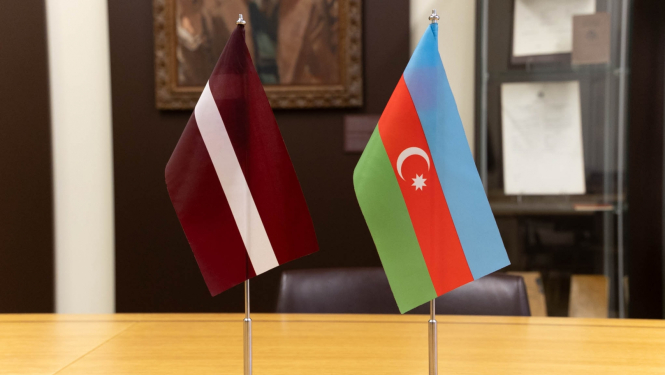 Latvijas un Azerbaidžānas karogi