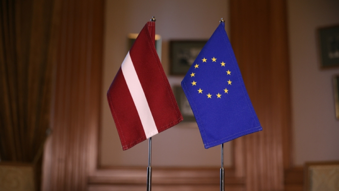 Latvijas un Eiropas Savienības karogi
