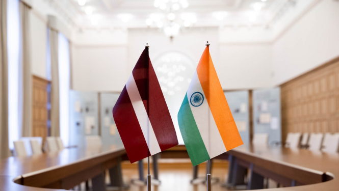 Latvijas un Indijas karogi