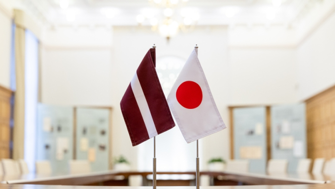 Latvijas un Japānas karogi