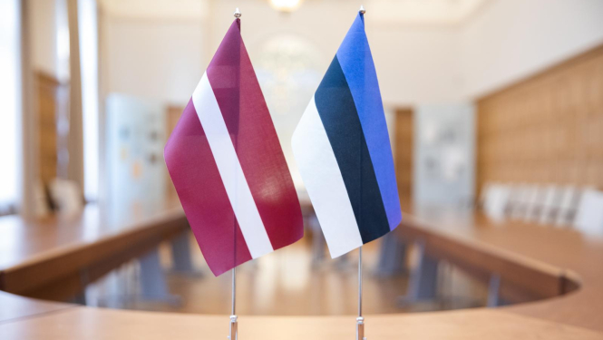 Latvijas un Igaunijas karogi