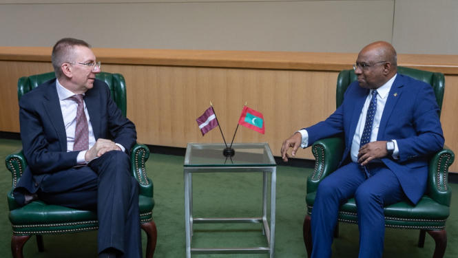 Ar Maldīvijas ārlietu ministru Abdullāhu Šahīdu