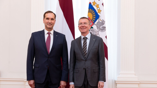 Valsts prezidents pasniedz akreditācijas vēstuli Latvijas vēstniekam NATO Mārim Riekstiņam