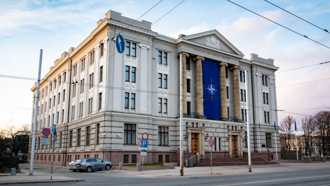 Ārlietu ministrijas ēka, NATO karogs 