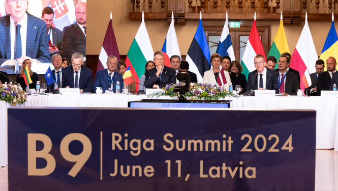 NATO Austrumu flanga valstu (B9) samita dalībnieki pie apspriežu galda